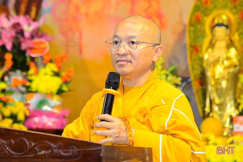 Thả đèn hoa đăng trên sông Ngàn Phố