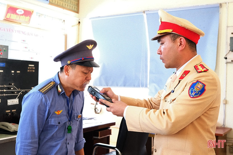 CSGT Công an Hà Tĩnh kiểm tra nồng độ cồn lái tàu hỏa