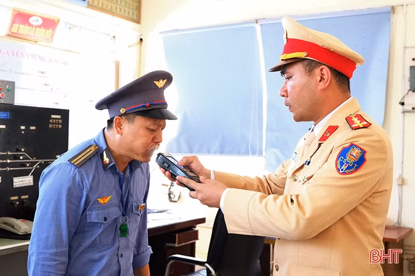 CSGT Công an Hà Tĩnh kiểm tra nồng độ cồn lái tàu hỏa