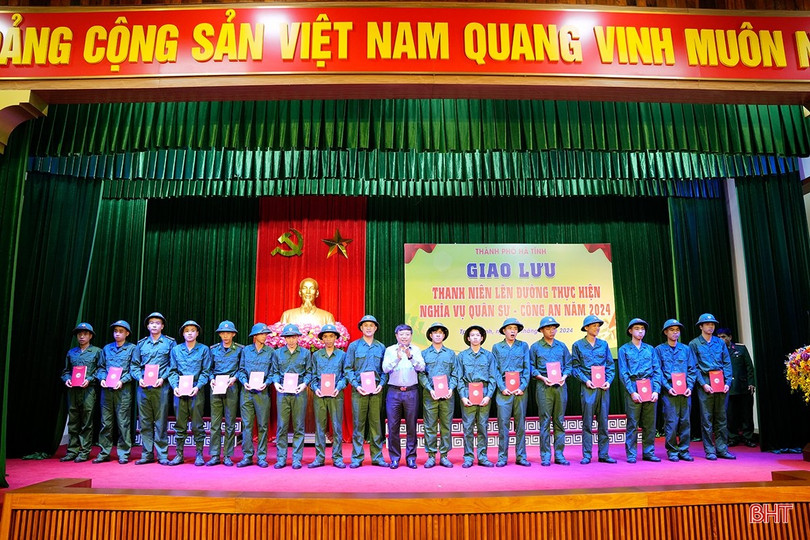 TP Hà Tĩnh gặp mặt thanh niên lên đường nhập ngũ