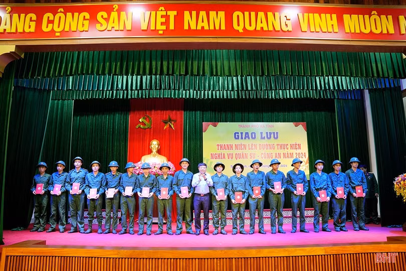 TP Hà Tĩnh gặp mặt thanh niên lên đường nhập ngũ