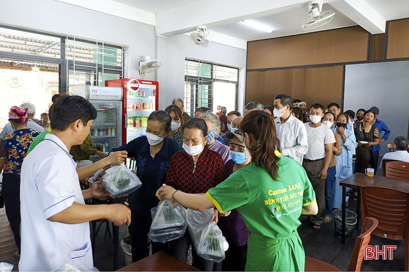 Những bữa ăn nghĩa tình ấm lòng người bệnh ở BVĐK Đức Thọ