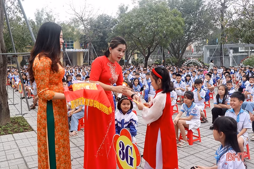 Học sinh Hà Tĩnh hào hứng ngay ngày đầu tiên trở lại trường