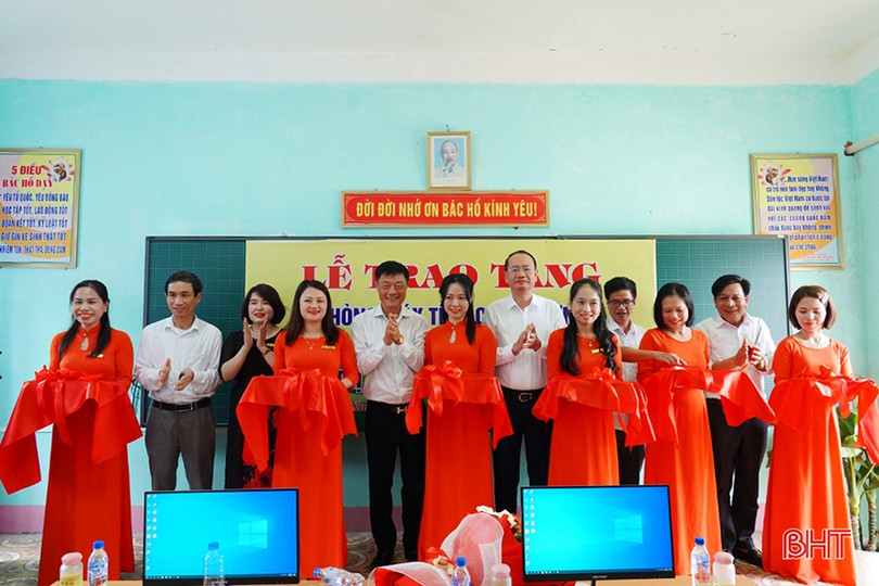 Trao tặng phòng máy tính cho trường học ở Nghi Xuân