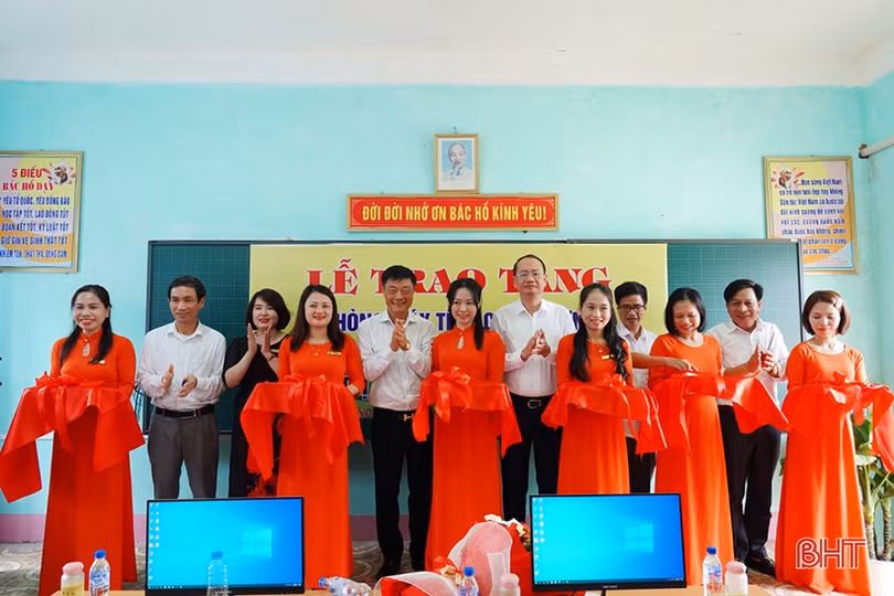 Trao tặng phòng máy tính cho trường học ở Nghi Xuân