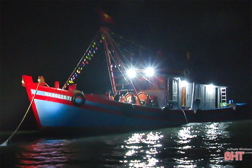 Bộ đội biên phòng Hà Tĩnh bắt giữ 5 tàu giã cào khai thác hải sản trái phép