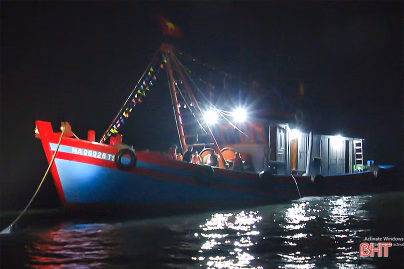 Bộ đội biên phòng Hà Tĩnh bắt giữ 5 tàu giã cào khai thác hải sản trái phép