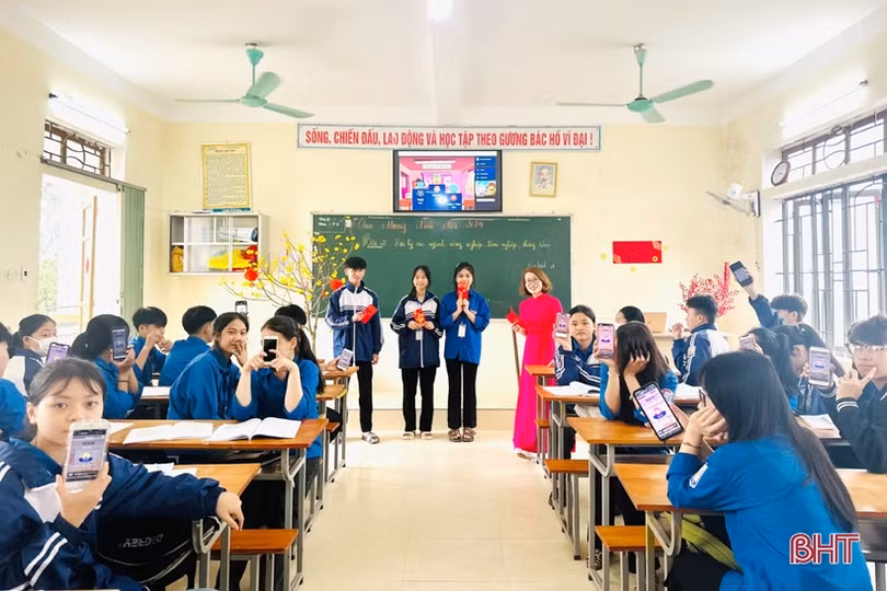 Học sinh Hà Tĩnh hào hứng ngay ngày đầu tiên trở lại trường