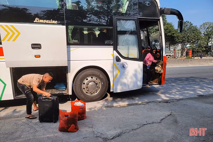 Nhà xe đường dài tăng giá vé, “tấp lề” đón khách