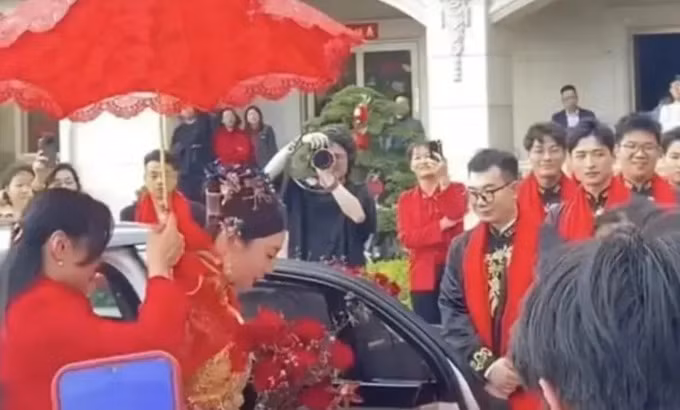 Cô dâu đeo 100 vòng vàng trong đám cưới 30 triệu USD