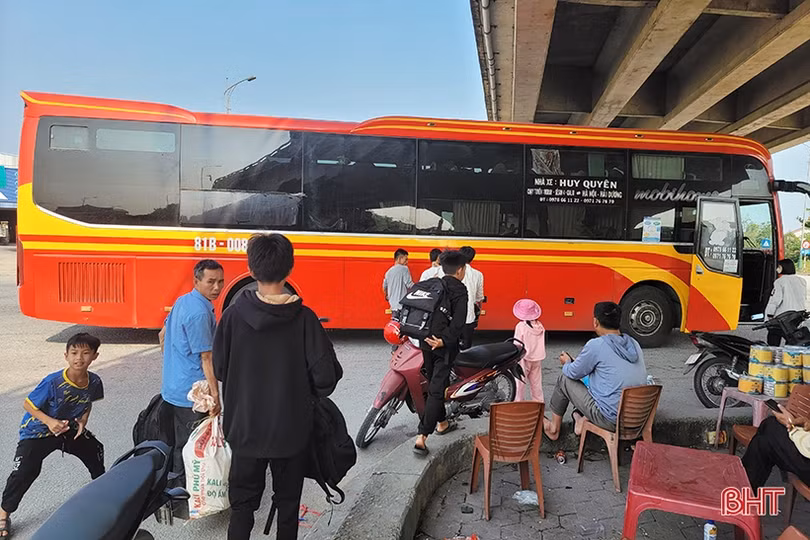 Lực lượng chức năng ghi hình, xử lý xe đón, trả khách sai quy định ở Hà Tĩnh