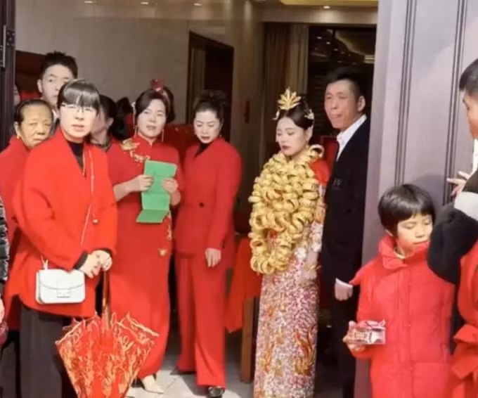 Cô dâu đeo 100 vòng vàng trong đám cưới 30 triệu USD