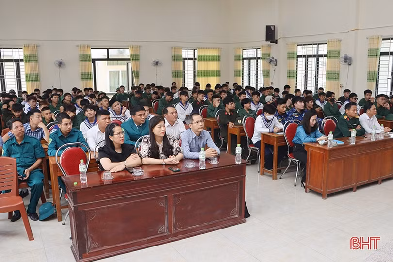 Gặp mặt, bồi dưỡng lý luận chính trị cho tân binh Hà Tĩnh