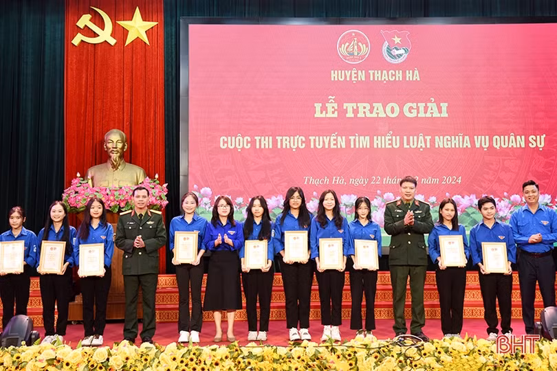 Thạch Hà gặp mặt thanh niên lên đường nhập ngũ