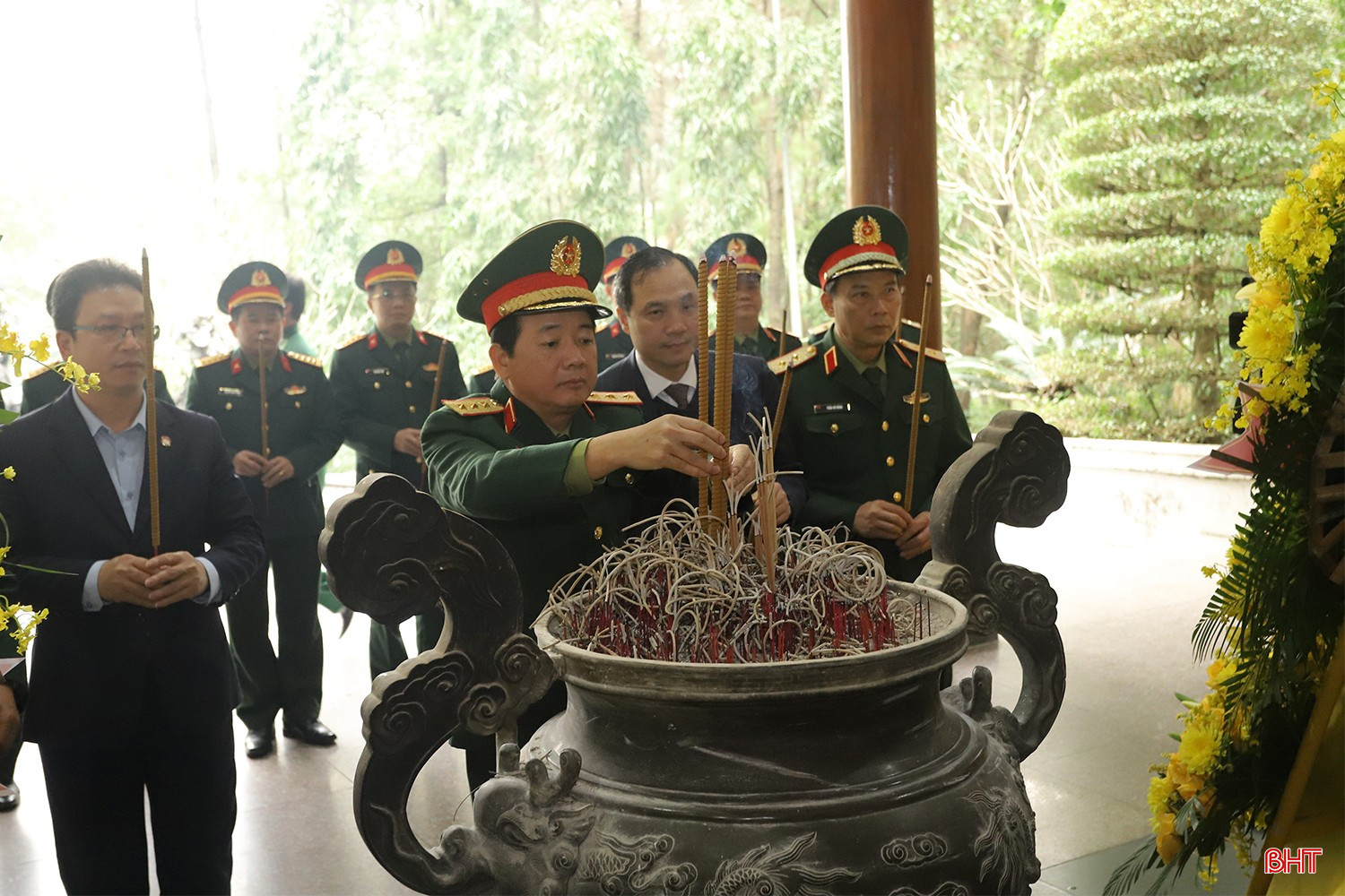 Thượng tướng Trịnh Văn Quyết dâng hương tưởng niệm tại Nhà bia tưởng niệm các liệt sĩ TNXP toàn quốc.