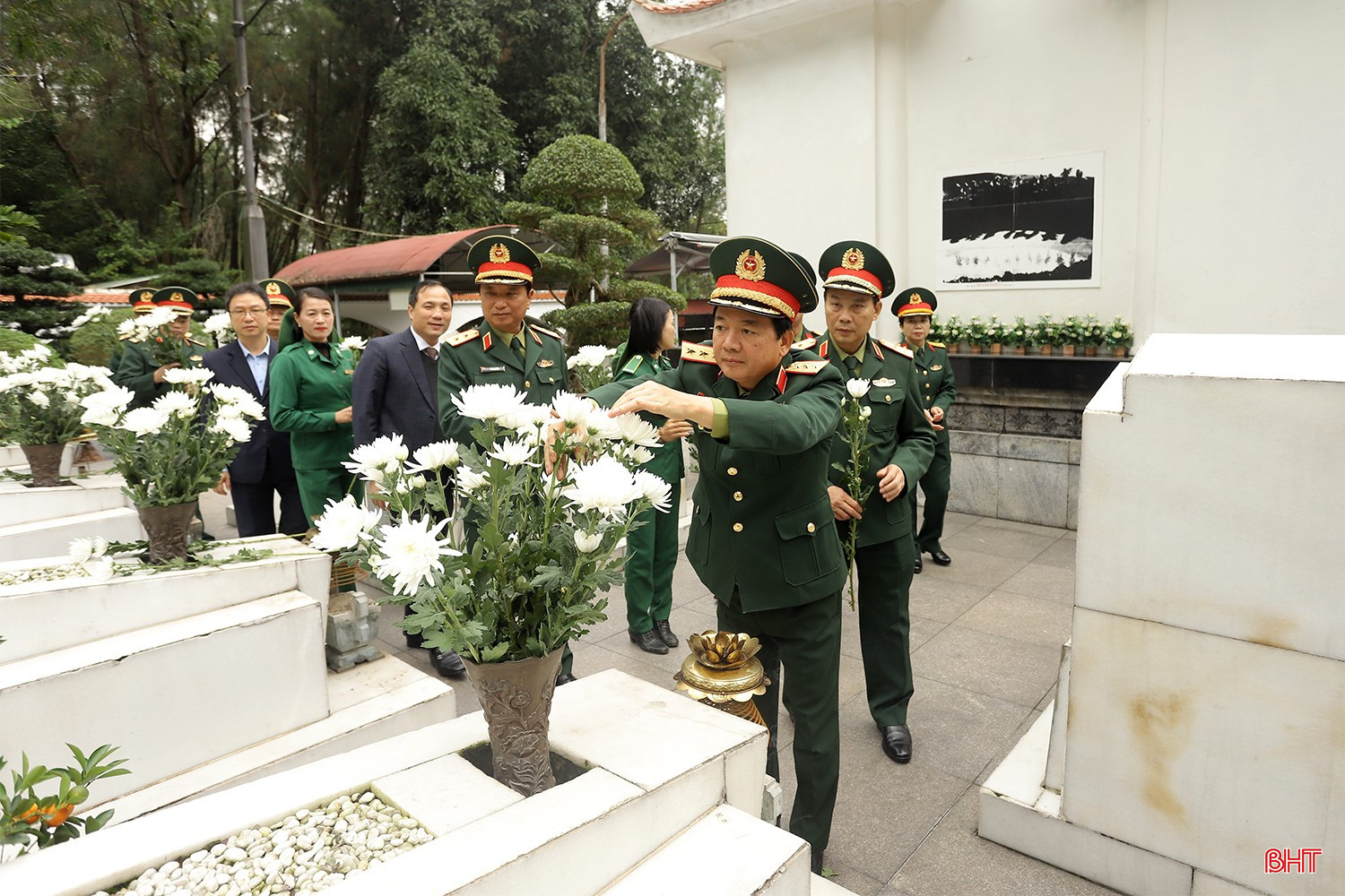 Các thành viên đoàn công tác dâng hoa lên phần mộ 10 nữ anh hùng liệt sĩ TNXP