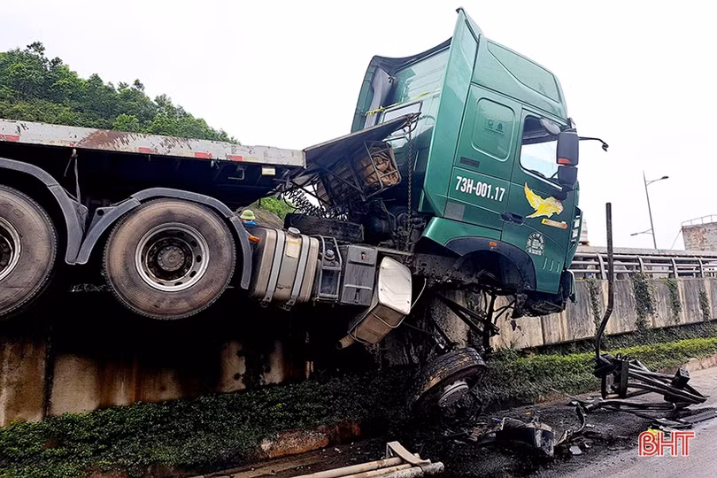 Hà Tĩnh: Mất lái, xe đầu kéo lơ lửng” trên lan can cầu vượt