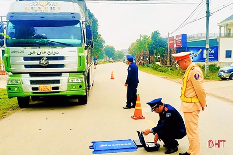 Kiểm tra việc chấp hành an toàn giao thông trên đường ven biển Hà Tĩnh