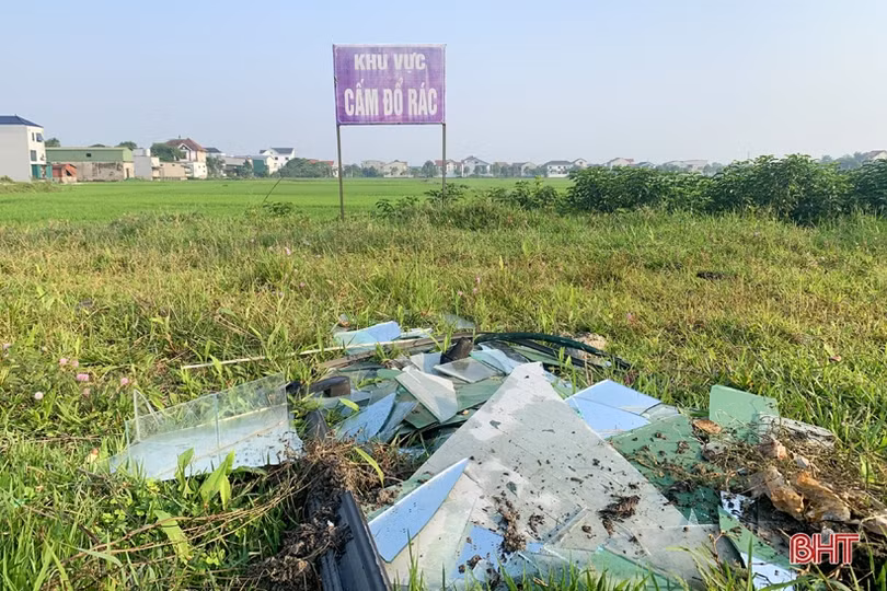 Rác thải lại ngổn ngang trên đường Ngô Quyền ở TP Hà Tĩnh