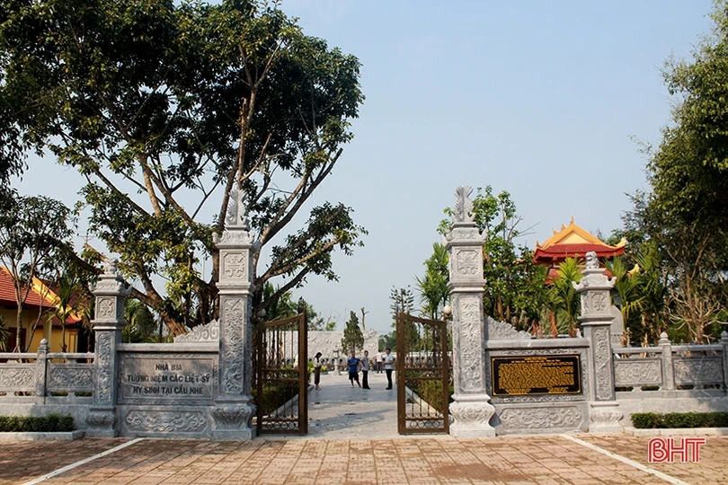 Cầu Nhe thắm màu hoa phượng đỏ…