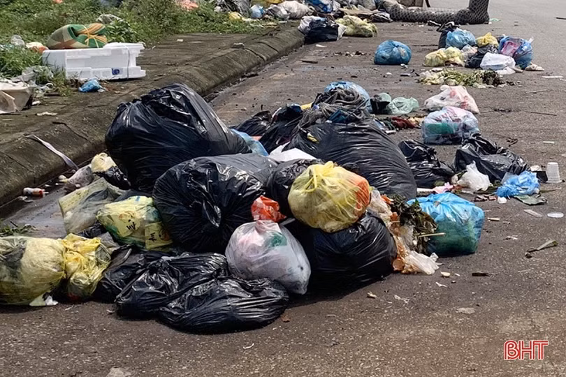 Rác thải lại ngổn ngang trên đường Ngô Quyền ở TP Hà Tĩnh