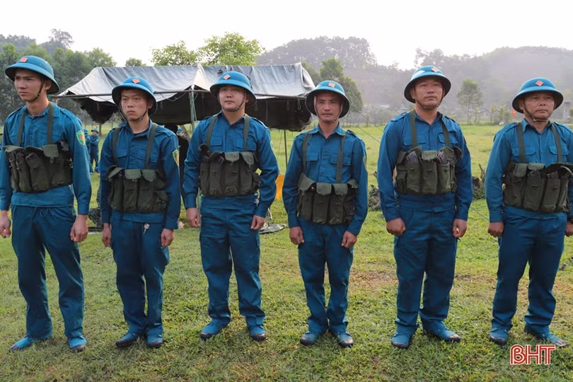 Lực lượng dân quân tự vệ ở Hương Sơn thực hành bắn đạn thật