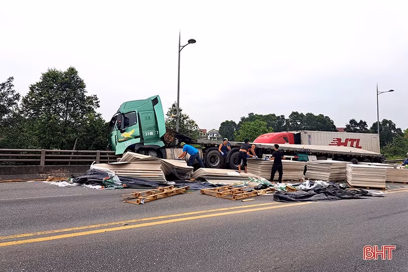 Hà Tĩnh: Mất lái, xe đầu kéo lơ lửng” trên lan can cầu vượt