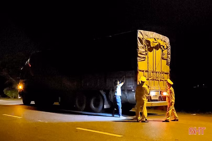 Vì sao nhiều xe đầu kéo, container “thích” vào đường ven biển Hà Tĩnh?