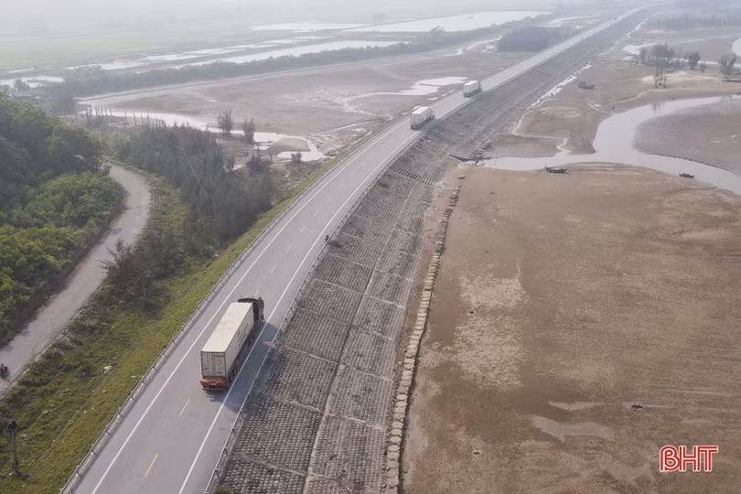 Kiểm tra việc chấp hành an toàn giao thông trên đường ven biển Hà Tĩnh