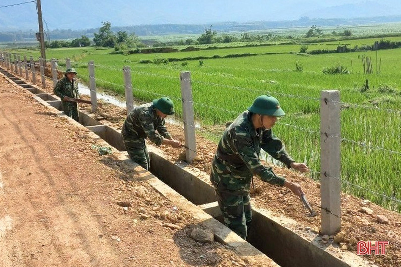 Đồn Biên phòng Bản Giàng giúp 2 xã biên giới ở Hương Khê xây dựng nông thôn mới