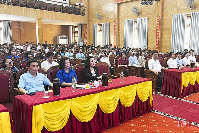 Quỹ xã hội Phan Anh trao học bổng 288 triệu đồng cho học sinh nghèo Đức Thọ