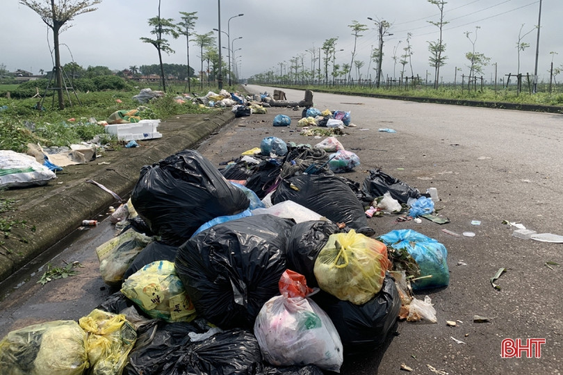 Rác thải lại ngổn ngang trên đường Ngô Quyền ở TP Hà Tĩnh