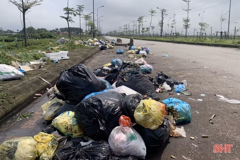 Rác thải lại ngổn ngang trên đường Ngô Quyền ở TP Hà Tĩnh