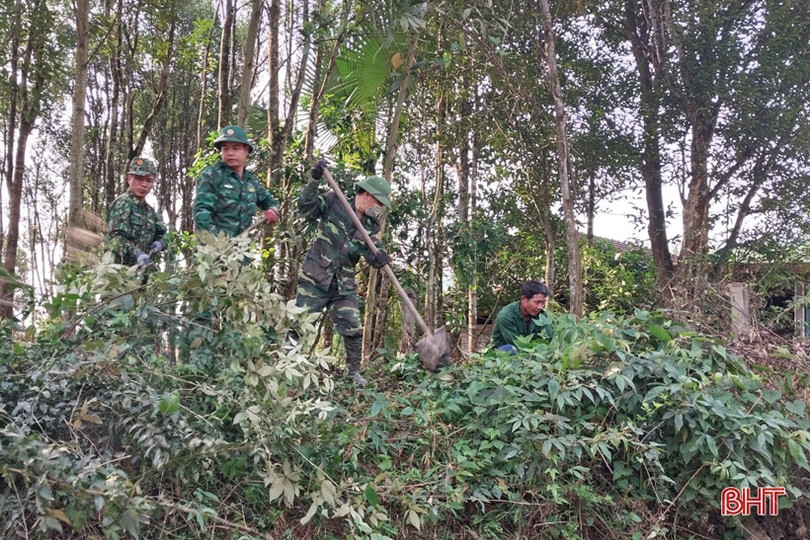 Đồn Biên phòng Bản Giàng giúp 2 xã biên giới ở Hương Khê xây dựng nông thôn mới