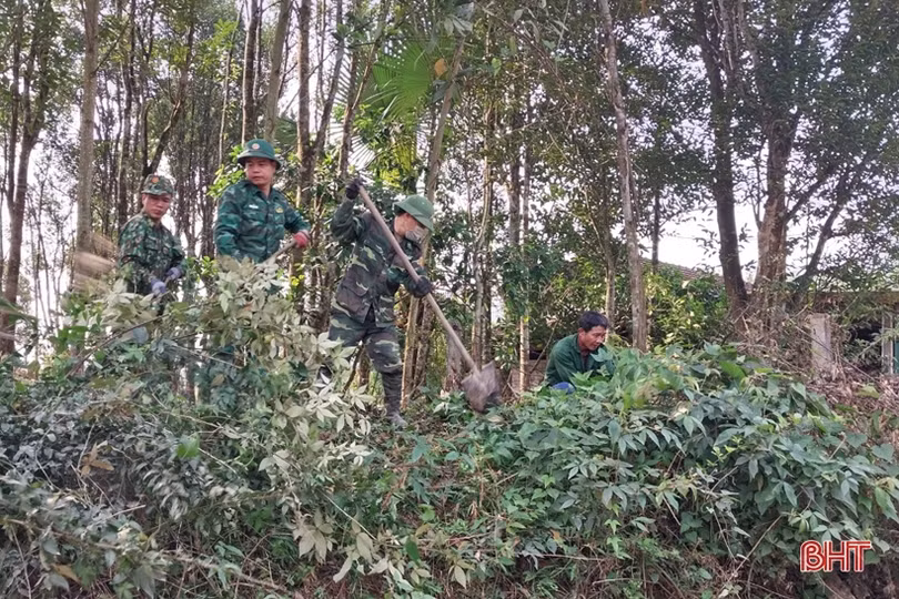 Đồn Biên phòng Bản Giàng giúp 2 xã biên giới ở Hương Khê xây dựng nông thôn mới