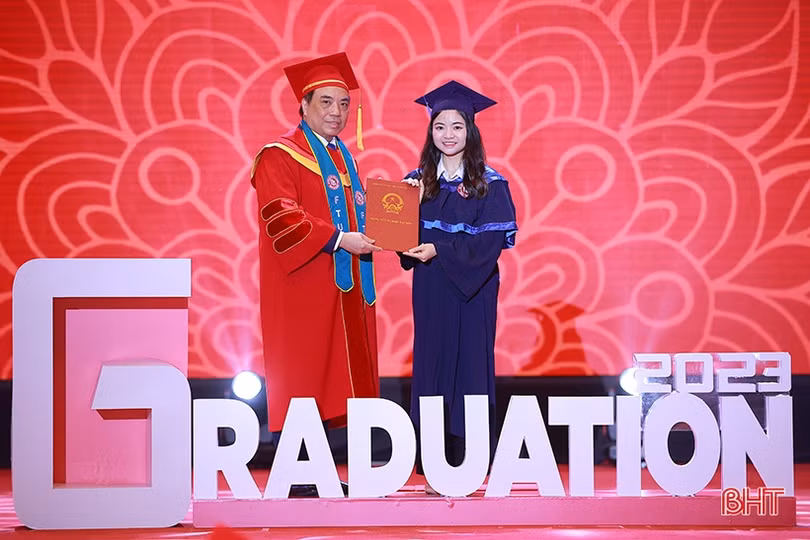 Nữ sinh quê Hà Tĩnh “bật mí” về hành trình đạt thủ khoa đầu ra Đại học Ngoại thương