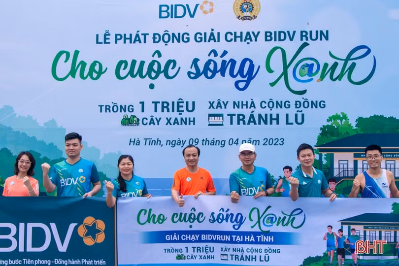 Hơn 300 vận động viên tham gia giải chạy “BIDV Run – Cho cuộc sống xanh 2023”