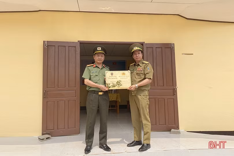 Công an Hà Tĩnh chúc tết cổ truyền lực lượng công an 2 tỉnh nước bạn Lào