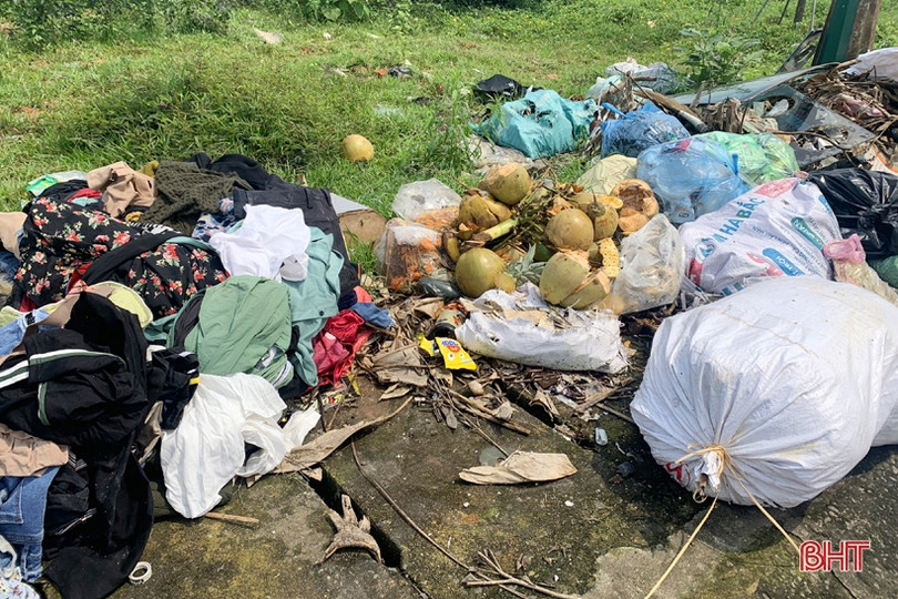 Rác thải lại ngổn ngang trên đường Ngô Quyền ở TP Hà Tĩnh