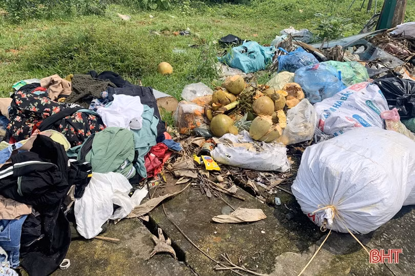 Rác thải lại ngổn ngang trên đường Ngô Quyền ở TP Hà Tĩnh