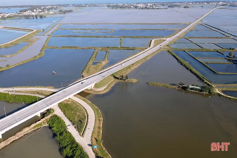 Vì sao nhiều xe đầu kéo, container “thích” vào đường ven biển Hà Tĩnh?