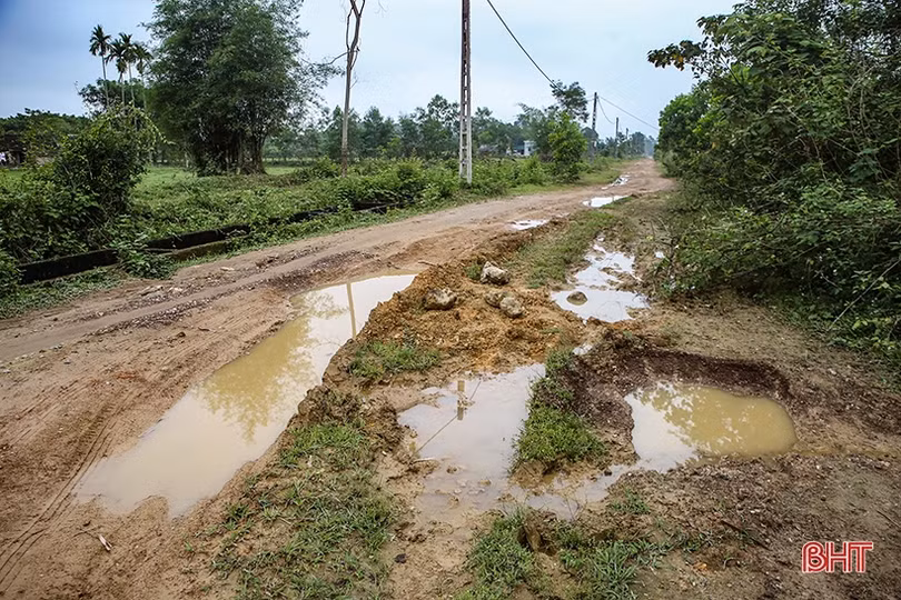 Người dân Phú Lộc chịu cảnh “nắng bụi, mưa lầy” vì đường thi công dang dở