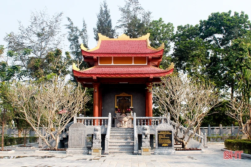 Cầu Nhe thắm màu hoa phượng đỏ…