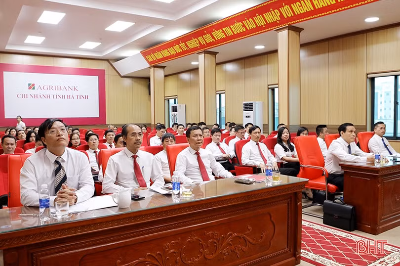 Khai giảng lớp lý luận chính trị cho cán bộ Agribank Hà Tĩnh