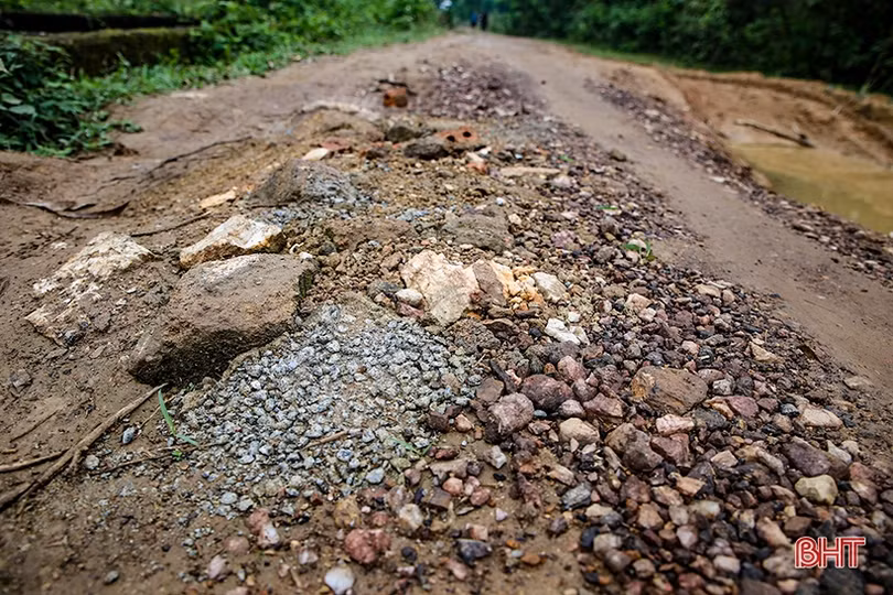 Người dân Phú Lộc chịu cảnh “nắng bụi, mưa lầy” vì đường thi công dang dở
