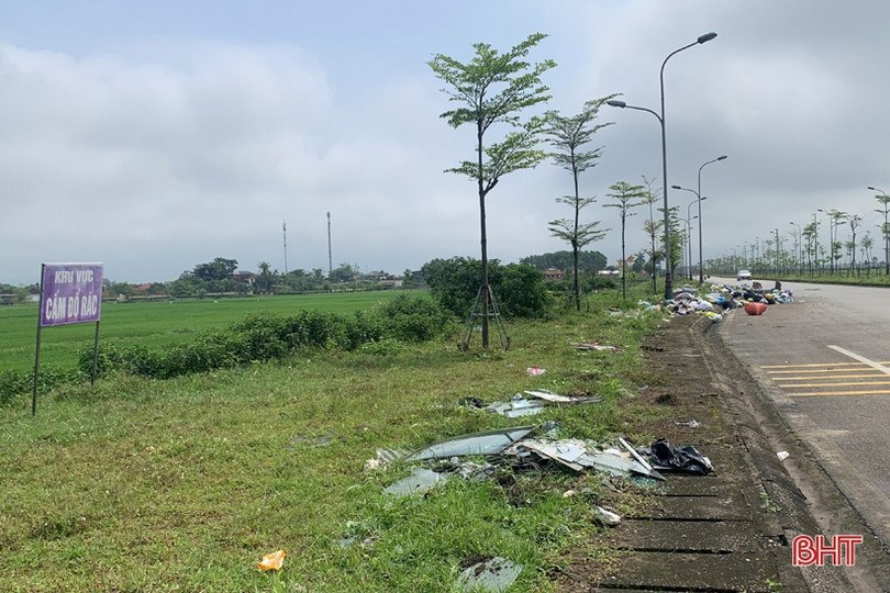Rác thải lại ngổn ngang trên đường Ngô Quyền ở TP Hà Tĩnh