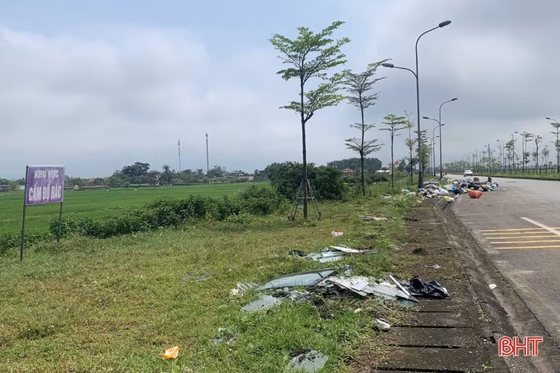 Rác thải lại ngổn ngang trên đường Ngô Quyền ở TP Hà Tĩnh