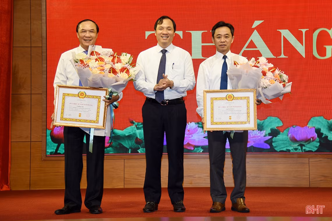 Cơ quan Tỉnh ủy Hà Tĩnh triển khai nhiều nhiệm vụ trong lễ chào cờ đầu tháng