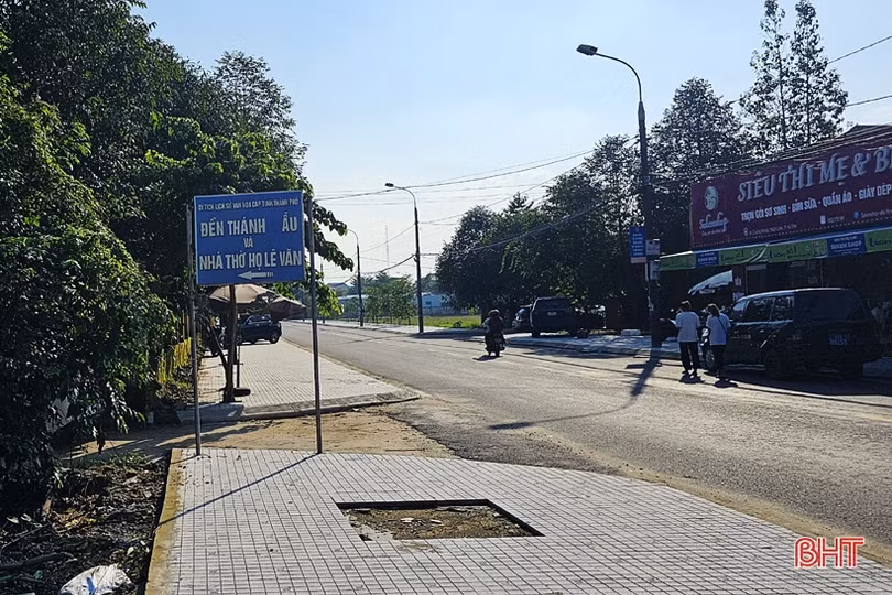 Mất thẩm mỹ trên biển chỉ dẫn di tích lịch sử - văn hóa