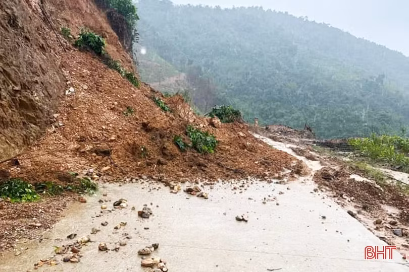 Hương Khê khẩn trương ứng phó với mưa lớn, lũ lên nhanh